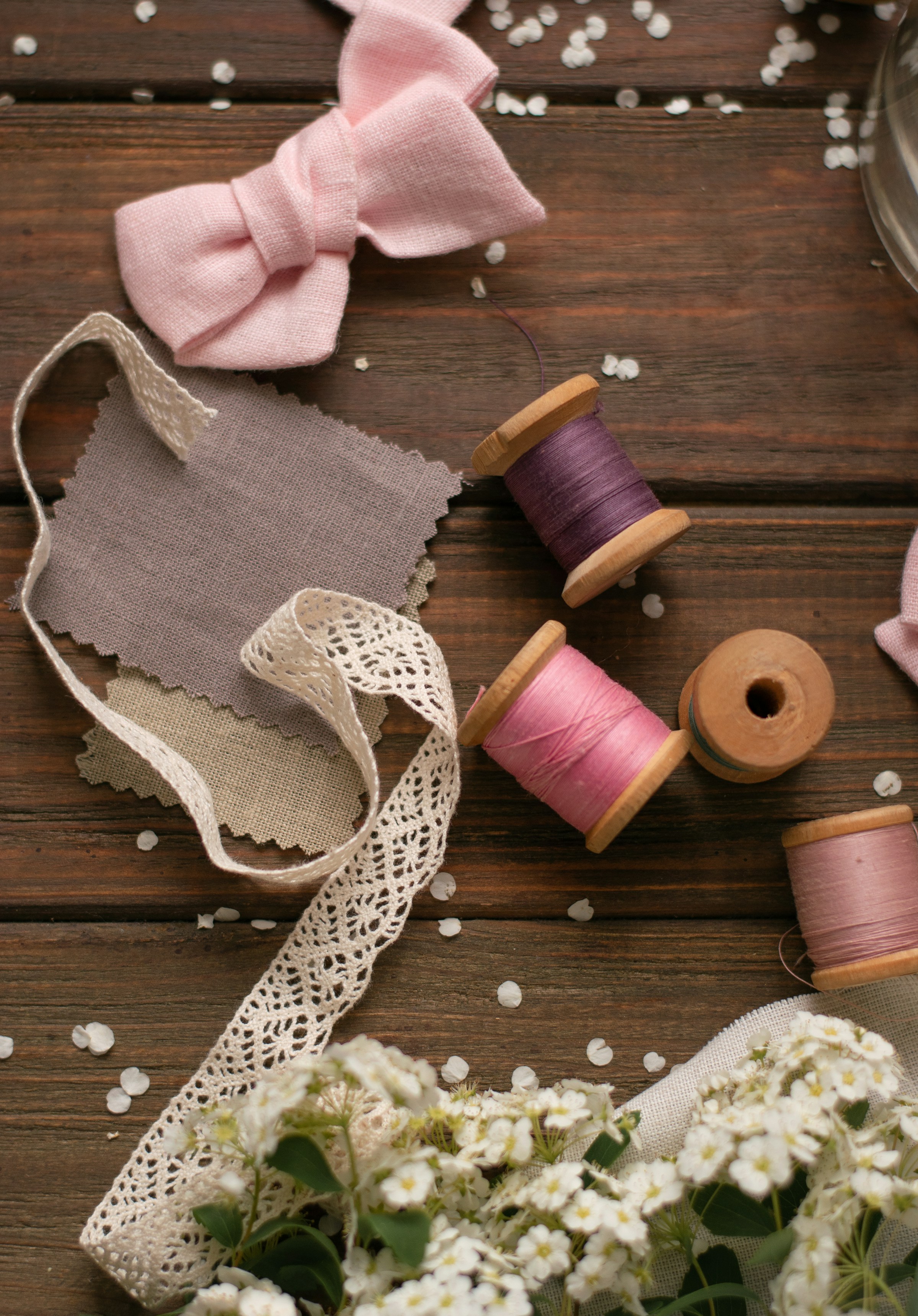 Yarn thread spools on industrial spinning frames